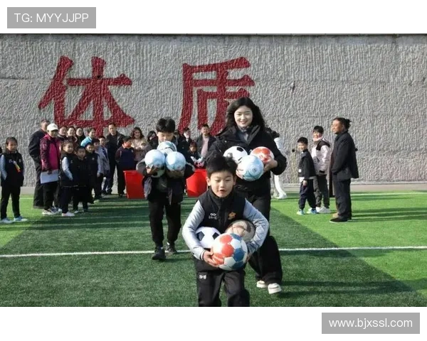 足球明星的猫狗联手踢足球展现萌趣竞技风采